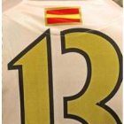 La bandera de España está situada encima del dorsal de la camiseta