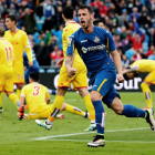 El delantero del Getafe Álvaro Vázquez celebra el gol marcado por el defensa Scepovic. S. BARRENECHEA