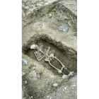 Imagen del esqueleto completo, y con el cráneo limpiamente rebanado, aparecido en el transcurso de esta excavación. Corresponde a un varón y algunos  miembros del equipo le llamaron, con cariño, ‘Arnoldo’.