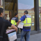 La policía, durante el registro de la agencia de viajes Zep Travel, de Palencia. A. ALVAREZ