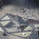 Imágen aérea del museo del Louvre, en París (Francia).