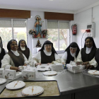 Las hermanas del convento de las Jerónimas de Toral de los Guzmanes con los dulces que hacen en su cocina