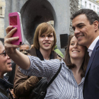 Sánchez se hace un selfie con una joven tras participar ayer en un acto en Vitoria. DAVID AGUILAR