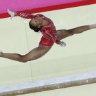 La gimnasta de Estados Unidos, Gabrielle Douglas, durante su ejercicio en las barras en la final del equipo femenino de gimnasia rítmica. Foto: AP