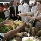 La candidata francesa, Segolene Royal  en un acto público ayer visitando un mercado