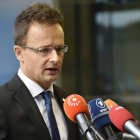 Peter Szijjarto, ministro de Exteriores de Hungría, atiende a los periodistas en Luxemburgo, este sábado.