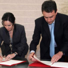 Silvia Clemente y Josep Puxeu, durante la firma de los convenios