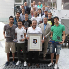 Tras la entrega de los trofeos, los jugadores de la Ponferradina más destacados posaron junto a los patrocinadores, autoridades y el director de Diario de León
