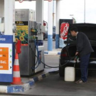 Un cliente carga combustible en una estación de servicio de León, en imagen de archivo.