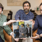 Conrado Martín, Maxi Boogie y Héctor Escobar, integrantes del grupo Los Modernos; debajo, portada de su nuevo disco. FERNANDO OTERO
