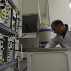 El investigador leonés Benito de Celis en el laboratorio de radioactividad ambiental.