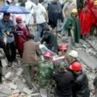 Los servicios de rescate retiran un cadáver en la ciudad de Dujiangyan , en la provincia de Sichuán