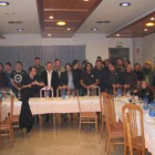 El alcalde de Cistierna, Nicanor Sen, con algunos los participantes en el juego de «Airsoft&ra