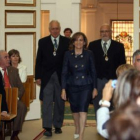 María José Alonso entra en el salón de la Academia de Farmacia, ayer, en Madrid.
