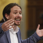 Pablo Iglesias durante una de sus intervenciones y Mariano Rajoy en un momento del debate de la moción de censura celebrado ayer. JAVIER LIZÓN / JUANJO MARTÍN