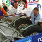 Jesús Calleja supervisa la puesta a punto de su Toyota por parte de los mecánicos del equipo.