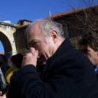 Eduardo Arroyo y, detrás de él, la casona de Puerta Castillo