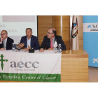 Andrés García Palomo, jefe de Oncología del Hospital de León, Serafín de Abajo Olea, presidente de la Asociación contra el Cáncer,  y José Antonio Santos Calderón, presidente del comité técnico. SECUNDINO PÉREZ