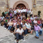 Fotografía de grupo de los asistentes al viaje organizado por Sariegos, con el alcalde a la cabeza.