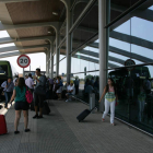 Pasajeros burgales del vuelo a Ibiza, ayer a su llegada desde la ciudad castellana a la terminal leonesa de La Virgen del Camino.