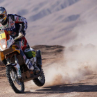 Coma conduce su moto durante la última etapa del Dakar.