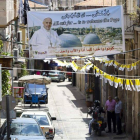 Una pancarta con la fotografía del papa decora una calle en Jerusalén.