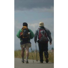 Dos peregrinos cruzan Valverde por el camino Sur.