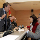 José Antonio de Santiago-Juárez conversa con Ana Redondo (PSOE) y José María González (IU) en una imagen de archivo.