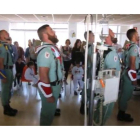 Legionarios cantando 'El novio de la muerte' ante niños enfermos de cáncer en un hospital de Málaga, este lunes 10 de abril.