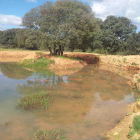 Estado actual de la laguna, rodeado de montones de tierra.