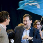 Mariano Rajoy y el presidente del PP vasco, Antonio Basagoiti, ayer en Vitoria