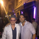 Bono, con un fan ante el pub Jockey de Valencia.