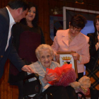 Celsa Fernández recibe un ramo de flores del Ayuntamiento, junto a su hija y su nieta. MEDINA