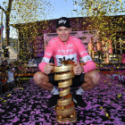 Chris Froome con el trofeo que le acredita como ganador del Giro de Italia 2018. ZENNARO