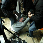 La Policía desaloja al 'camarero del 25-S' de la rueda de prensa de Monedero.