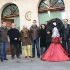 Los alumnos del taller de escaparatismo posaron ante la sede de la Cámara de Comercio.