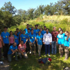 El director general posa con los jóvenes que participan en la excavación. DL