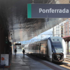 Un tren en la estación ferroviaria de Ponferrada, en una fotografía de archivo. L. DE LA MATA