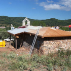 En 2011, los vecinos de Pardesivil trabajaban en la reconstrucción de su ermita; el pueblo consiguió ganar su titularidad. NORBERTO.
