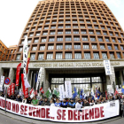 Los manifestantes junto al Ministerio de Sanidad.