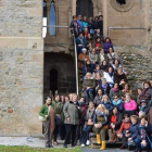 Un grupo de unas cincuenta mujeres participan en la excursión a Villafranca. DL