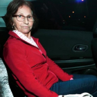 Aparecida Schunck, la suegra de Bernie Ecclestone, abandona la comisaria tras ser liberada.