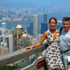 Barthe con su mujer, en The Peak, la parte más alta de la isla de Hong Kong. Detrás, el puerto de Victoria Harbour y Kowloon.