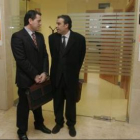 José Manuel Sánchez, con cartera en la mano, ayer junto a su abogado momentos antes de hablar con la