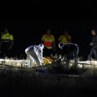 Levantamiento del cadáver de uno de los atracadores de una gasolinera en Lleida.