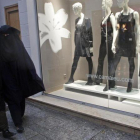 Imagen de archivo de dos mujeres paseando con niqab por las calles de Marsella, Francia, donde el uso de esta prenda se prohibió en el 2011.