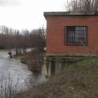 Estado actual de la captación de agua de La Bañeza, en el río Órbigo.