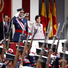 El rey Felipe, acompañado por la reina Letizia, presidió el acto central del Día de las Fuerzas Armadas en Logroño. DAVID AGUILAR