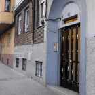 Portal de la calle Relojero Losada donde fue localizado David Cascán (en la foto inferior).
