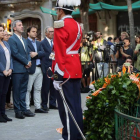 La alcaldesa de Barcelona Ada Colau(2ªi) junto a los miembros del consistorio, en la ofrenda floral del Ayuntamiento de Barcelona al monumento a Rafael Casanova con motivo de la celebración de la Diada.